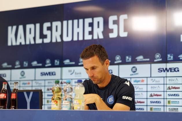 31.07.2025, xrekx, Fussball 2.Bundesliga, Karlsruher SC - Pressekonferenz v.l. Trainer: Christian Eichner (Karlsruher SC) (DFL DFB REGULATIONS PROHIBIT ANY USE OF PHOTOGRAPHS as IMAGE SEQUENCES and or QUASI-VIDEO) Karlsruhe