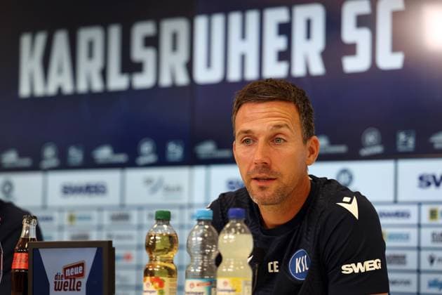 31.07.2025, xrekx, Fussball 2.Bundesliga, Karlsruher SC - Pressekonferenz v.l. Trainer: Christian Eichner (Karlsruher SC) (DFL DFB REGULATIONS PROHIBIT ANY USE OF PHOTOGRAPHS as IMAGE SEQUENCES and or QUASI-VIDEO) Karlsruhe