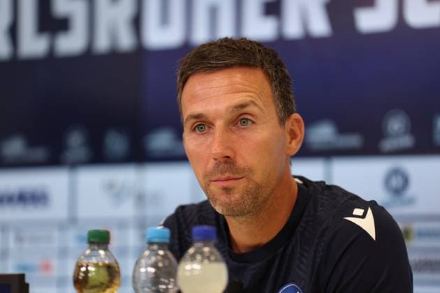 31.07.2025, xrekx, Fussball 2.Bundesliga, Karlsruher SC - Pressekonferenz v.l. Trainer: Christian Eichner (Karlsruher SC) (DFL DFB REGULATIONS PROHIBIT ANY USE OF PHOTOGRAPHS as IMAGE SEQUENCES and or QUASI-VIDEO) Karlsruhe