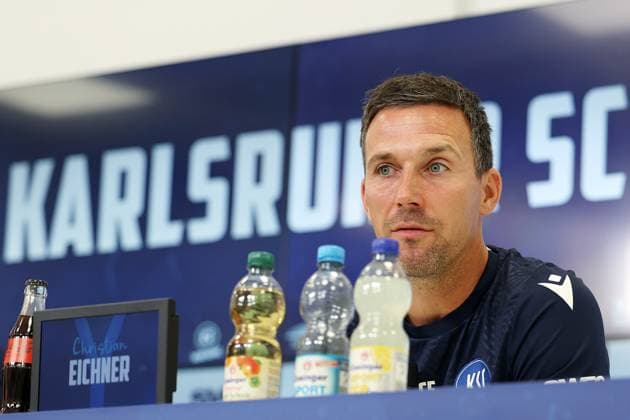 31.07.2025, xrekx, Fussball 2.Bundesliga, Karlsruher SC - Pressekonferenz v.l. Trainer: Christian Eichner (Karlsruher SC) (DFL DFB REGULATIONS PROHIBIT ANY USE OF PHOTOGRAPHS as IMAGE SEQUENCES and or QUASI-VIDEO) Karlsruhe