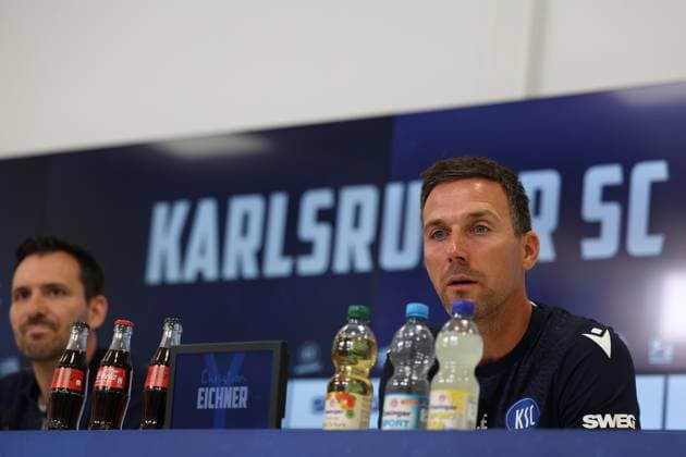 31.07.2025, xrekx, Fussball 2.Bundesliga, Karlsruher SC - Pressekonferenz v.l. Mario Eggimann Geschäftsführer Geschaeftsfuehrer (Karlsruher SC) Trainer: Christian Eichner (Karlsruher SC) (DFL DFB REGULATIONS PROHIBIT ANY USE OF PHOTOGRAPHS as IMAGE SEQUENCES and or QUASI-VIDEO) Karlsruhe