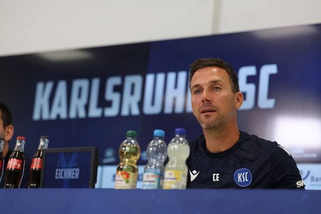 31.07.2025, xrekx, Fussball 2.Bundesliga, Karlsruher SC - Pressekonferenz v.l. Trainer: Christian Eichner (Karlsruher SC) (DFL DFB REGULATIONS PROHIBIT ANY USE OF PHOTOGRAPHS as IMAGE SEQUENCES and or QUASI-VIDEO) Karlsruhe