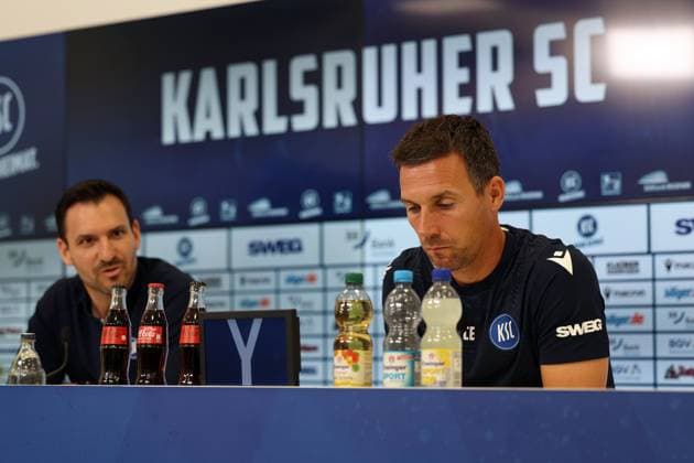 31.07.2025, xrekx, Fussball 2.Bundesliga, Karlsruher SC - Pressekonferenz v.l. Mario Eggimann Geschäftsführer Geschaeftsfuehrer (Karlsruher SC) Trainer: Christian Eichner (Karlsruher SC) (DFL DFB REGULATIONS PROHIBIT ANY USE OF PHOTOGRAPHS as IMAGE SEQUENCES and or QUASI-VIDEO) Karlsruhe