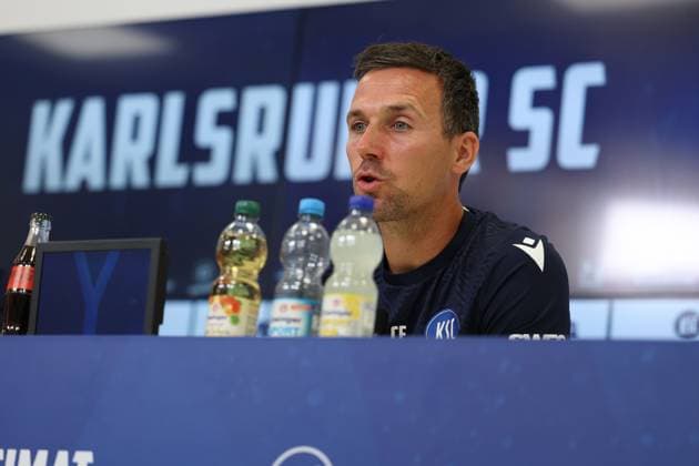 31.07.2025, xrekx, Fussball 2.Bundesliga, Karlsruher SC - Pressekonferenz v.l. Trainer: Christian Eichner (Karlsruher SC) (DFL DFB REGULATIONS PROHIBIT ANY USE OF PHOTOGRAPHS as IMAGE SEQUENCES and or QUASI-VIDEO) Karlsruhe