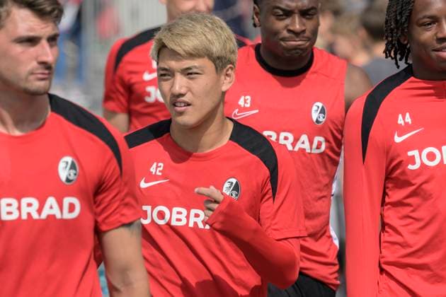 GER, Freiburg, Fussball, Baden-Wuerttemberg, SC Freiburg, Training, am Europa-Park Stadion, Trainingsplatz, v.l. Ritsu Doan (SC Freiburg), auf dem Weg zum Training, 31.07.2025 Copyright: HMBxMedia UwexKoch