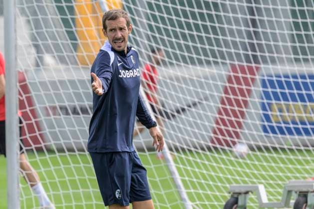 GER, Freiburg, Fussball, Baden-Wuerttemberg, SC Freiburg, Training, am Europa-Park Stadion, Trainingsplatz, v.l. Julian Schuster (SC Freiburg, Trainer), beobachtet das Training seiner Mannschaft, gibt Anweisungen, 31.07.2025 Copyright: HMBxMedia UwexKoch