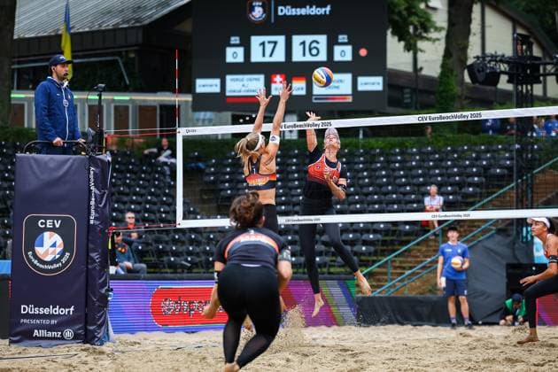 Beachvolleyball I Europameisterschaft 2025 I Gruppenphase I 31.07.2025 Sandra Ittlinger (Deutschland) im Block gegen den Angriff von Anouk VergÃ -DÃ prÃ (Schweiz) Düsseldorf Rochusclub Düsseldorfer Tennisclub e.V. Deutschland Copyright: xLobeca JasperxLorenzx