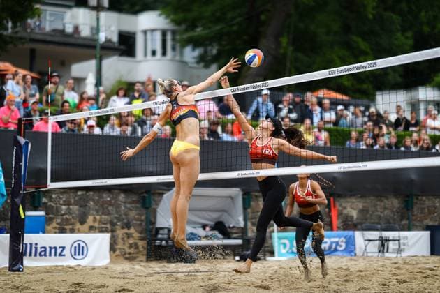 Beachvolleyball I Europameisterschaft 2025 I Gruppenphase I 31.07.2025 Block Louisa Lippmann (Deutschland) gegen Aline Chamereau (Frankreich) Düsseldorf Rochusclub Düsseldorfer Tennisclub e.V. Deutschland Copyright: xLobeca JasperxLorenzx