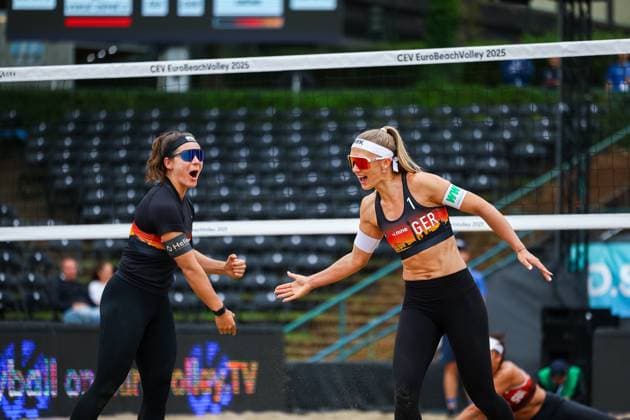 Beachvolleyball I Europameisterschaft 2025 I Gruppenphase I 31.07.2025 Anna-Lena Grüne (Deutschland) klatscht sich mit Sandra Ittlinger (Deutschland) ab Düsseldorf Rochusclub Düsseldorfer Tennisclub e.V. Deutschland Copyright: xLobeca JasperxLorenzx