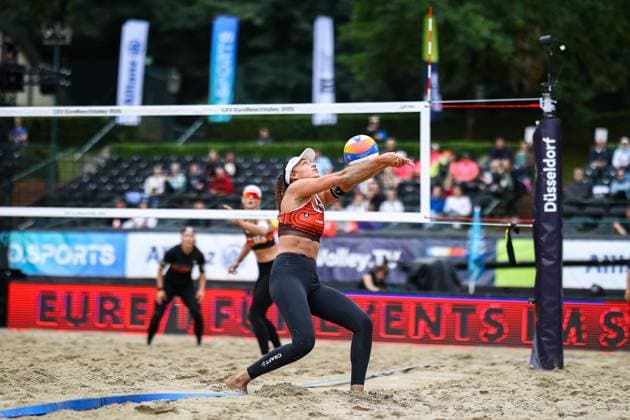 Beachvolleyball I Europameisterschaft 2025 I Gruppenphase I 31.07.2025 ZoÃ VergÃ -DÃ prÃ (Schweiz) baggert Düsseldorf Rochusclub Düsseldorfer Tennisclub e.V. Deutschland Copyright: xLobeca JasperxLorenzx