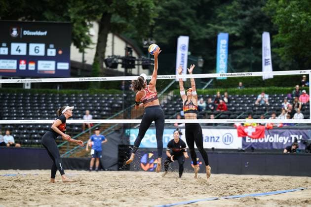 Beachvolleyball I Europameisterschaft 2025 I Gruppenphase I 31.07.2025 Angriff ZoÃ VergÃ -DÃ prÃ (Schweiz) gegen Block Sandra Ittlinger (Deutschland) Düsseldorf Rochusclub Düsseldorfer Tennisclub e.V. Deutschland Copyright: xLobeca JasperxLorenzx