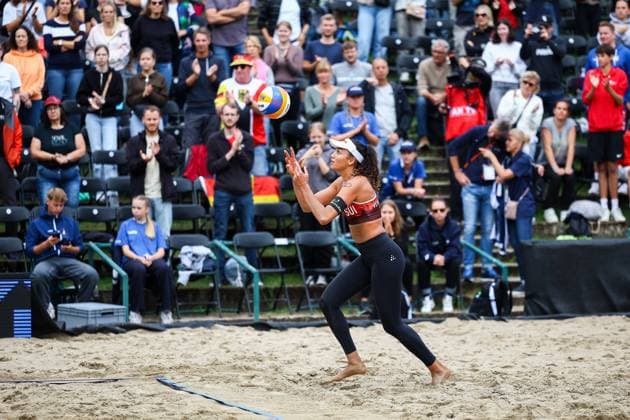 Beachvolleyball I Europameisterschaft 2025 I Gruppenphase I 31.07.2025 Aufschlag ZoÃ VergÃ -DÃ prÃ (Schweiz) Düsseldorf Rochusclub Düsseldorfer Tennisclub e.V. Deutschland Copyright: xLobeca JasperxLorenzx
