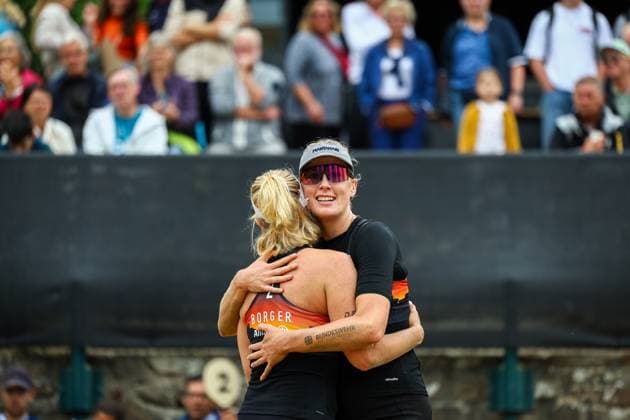Beachvolleyball I Europameisterschaft 2025 I Gruppenphase I 31.07.2025 Umarmung Karla Borger (Deutschland) und Hanna-Marie Schieder (Deutschland) Düsseldorf Rochusclub Düsseldorfer Tennisclub e.V. Deutschland Copyright: xLobeca JasperxLorenzx