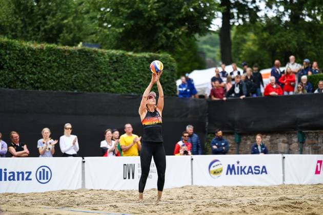 Beachvolleyball I Europameisterschaft 2025 I Gruppenphase I 31.07.2025 Aufschlag Karla Borger (Deutschland) Düsseldorf Rochusclub Düsseldorfer Tennisclub e.V. Deutschland Copyright: xLobeca JasperxLorenzx