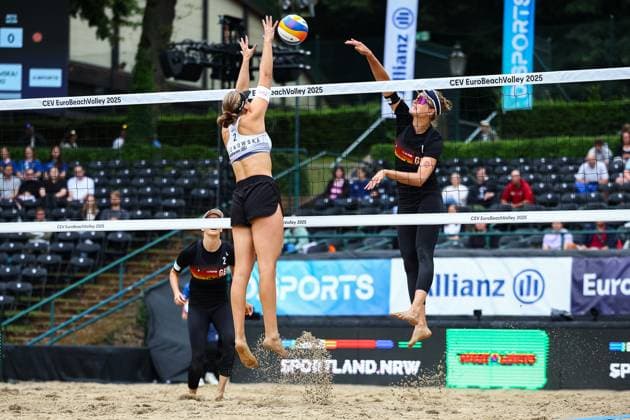 Beachvolleyball I Europameisterschaft 2025 I Gruppenphase I 31.07.2025 Block Urszula Lunio (Polen) gegen Angriff von Svenja Müller (Deutschland) Düsseldorf Rochusclub Düsseldorfer Tennisclub e.V. Deutschland Copyright: xLobeca JasperxLorenzx