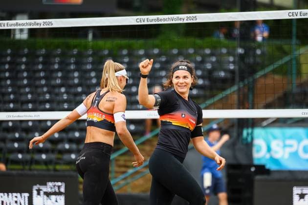 Beachvolleyball I Europameisterschaft 2025 I Gruppenphase I 31.07.2025 Sandra Ittlinger (Deutschland) und Anna-Lena Grüne (Deutschland) ballt die Faust ins Publikum Düsseldorf Rochusclub Düsseldorfer Tennisclub e.V. Deutschland Copyright: xLobeca JasperxLorenzx