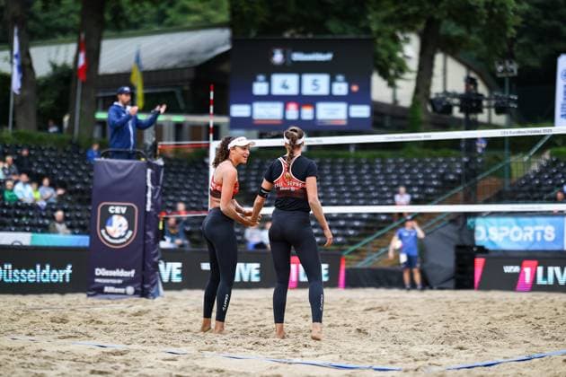 Beachvolleyball I Europameisterschaft 2025 I Gruppenphase I 31.07.2025 ZoÃ VergÃ -DÃ prÃ (Schweiz) und Anouk VergÃ -DÃ prÃ (Schweiz) klatschen sich ab Düsseldorf Rochusclub Düsseldorfer Tennisclub e.V. Deutschland Copyright: xLobeca JasperxLorenzx