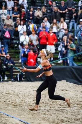 Beachvolleyball I Europameisterschaft 2025 I Gruppenphase I 31.07.2025 Aufschlag Sandra Ittlinger (Deutschland) Düsseldorf Rochusclub Düsseldorfer Tennisclub e.V. Deutschland Copyright: xLobeca JasperxLorenzx