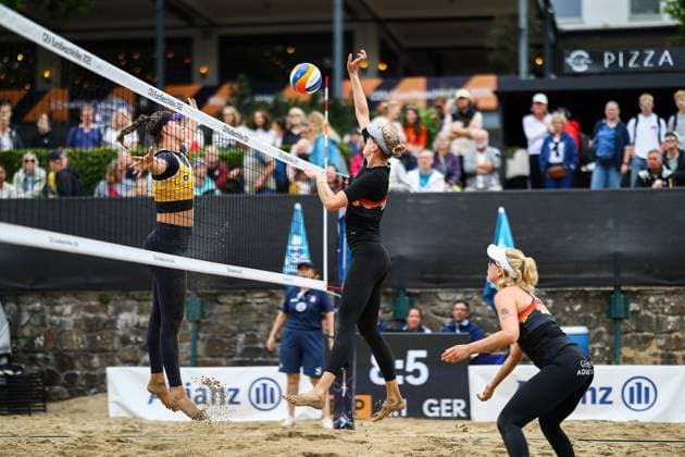 Beachvolleyball I Europameisterschaft 2025 I Gruppenphase I 31.07.2025 Daniela Ãlvarez Mendoza (Spanien) im Block gegen den Angriff von Hanna-Marie Schieder (Deutschland) Düsseldorf Rochusclub Düsseldorfer Tennisclub e.V. Deutschland Copyright: xLobeca JasperxLorenzx
