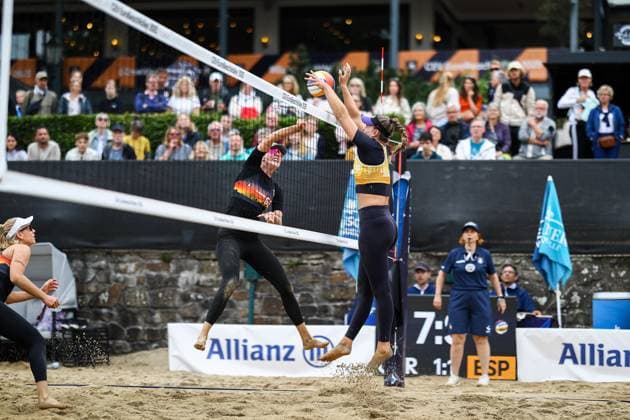 Beachvolleyball I Europameisterschaft 2025 I Gruppenphase I 31.07.2025 Angriff Hanna-Marie Schieder (Deutschland) in den Block von Daniela Ãlvarez Mendoza (Spanien) Düsseldorf Rochusclub Düsseldorfer Tennisclub e.V. Deutschland Copyright: xLobeca JasperxLorenzx
