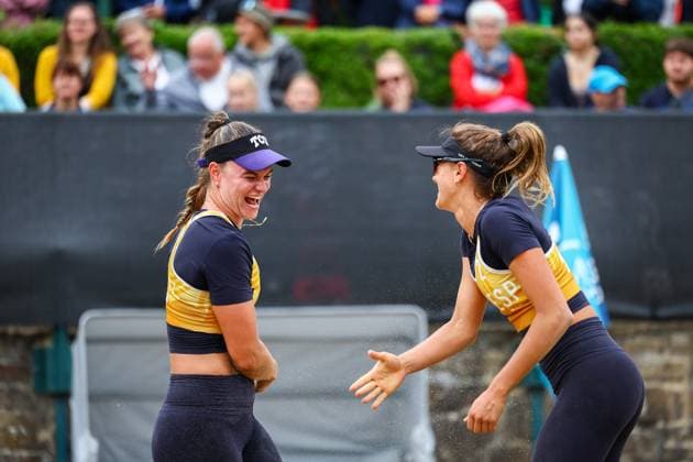 Beachvolleyball I Europameisterschaft 2025 I Gruppenphase I 31.07.2025 Daniela Ãlvarez Mendoza (Spanien) klatscht sich mit Tania Moreno Matveeva (Spanien) ab Düsseldorf Rochusclub Düsseldorfer Tennisclub e.V. Deutschland Copyright: xLobeca JasperxLorenzx