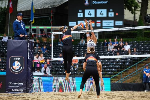 Beachvolleyball I Europameisterschaft 2025 I Gruppenphase I 31.07.2025 Angriff Svenja Müller (Deutschland), Block Urszula Lunio (Polen) Düsseldorf Rochusclub Düsseldorfer Tennisclub e.V. Deutschland Copyright: xLobeca JasperxLorenzx