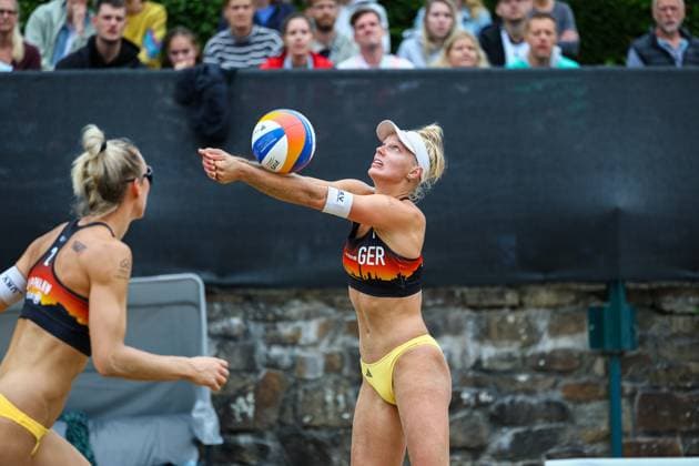 Beachvolleyball I Europameisterschaft 2025 I Gruppenphase I 31.07.2025 Linda Bock (Deutschland) baggert Düsseldorf Rochusclub Düsseldorfer Tennisclub e.V. Deutschland Copyright: xLobeca JasperxLorenzx