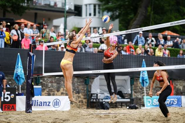 Beachvolleyball I Europameisterschaft 2025 I Gruppenphase I 31.07.2025 Block Louisa Lippmann (Deutschland) gegen Angriff ClÃ mence Vieira (Frankreich) Düsseldorf Rochusclub Düsseldorfer Tennisclub e.V. Deutschland Copyright: xLobeca JasperxLorenzx