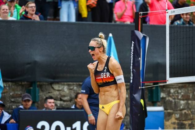 Beachvolleyball I Europameisterschaft 2025 I Gruppenphase I 31.07.2025 Louisa Lippmann (Deutschland) ballt die Faust und schreit Düsseldorf Rochusclub Düsseldorfer Tennisclub e.V. Deutschland Copyright: xLobeca JasperxLorenzx