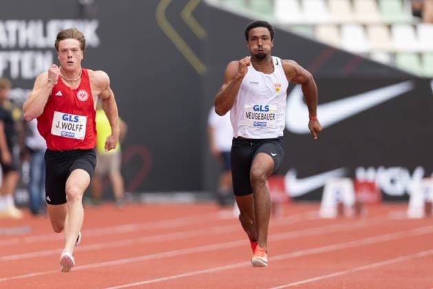 Deutsche Leichtathletik-Meisterschaften 2025 Leo Neugebauer vom VfB Stuttgart im 100-Meter-Lauf. Links Jannis Wolff (Eintracht Frankfurt, 439). Deutsche Leichtathletik-Meisterschaften 2025 vom 31. Juli bis 3. August 2025 in Dresden. Zehnkampf der Maenner und Siebenkampf der Frauen., Dresden Hessen Deutschland Heinz-Steyer-Stadion *** German Athletics Championships 2025 Leo Neugebauer from VfB Stuttgart in the 100 meter run Left Jannis Wolff Eintracht Frankfurt, 439 German Athletics Championships 2025 from 31 July to 3 August 2025 in Dresden Decathlon of men and heptathlon of women , Dresden Hesse Germany Heinz Steyer Stadium