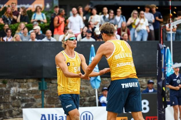 Beachvolleyball I Europameisterschaft 2025 I Gruppenphase I 31.07.2025 David Ahman (Schweden) und Jonatan Hellvig (Schweden) klatschen sich ab Düsseldorf Rochusclub Düsseldorfer Tennisclub e.V. Deutschland Copyright: xLobeca JasperxLorenzx