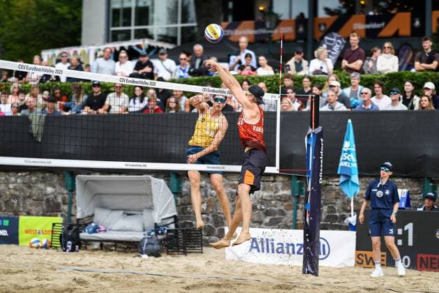 Beachvolleyball I Europameisterschaft 2025 I Gruppenphase I 31.07.2025 Jonatan Hellvig (Schweden) schlägt am Block von Steven Van de Velde (Niederlande) vorbei Düsseldorf Rochusclub Düsseldorfer Tennisclub e.V. Deutschland Copyright: xLobeca JasperxLorenzx