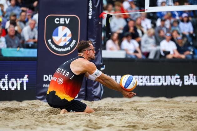 Beachvolleyball I Europameisterschaft 2025 I Gruppenphase I 31.07.2025 Jonas Sagstetter (Deutschland) baggert Düsseldorf Rochusclub Düsseldorfer Tennisclub e.V. Deutschland Copyright: xLobeca JasperxLorenzx