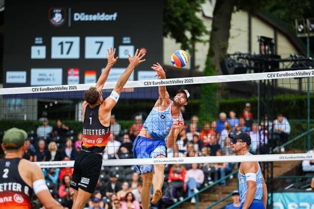 Beachvolleyball I Europameisterschaft 2025 I Gruppenphase I 31.07.2025 Blocker Jonas Sagstetter (Deutschland) gegen Angreifer Anders Berntsen Mol (Norwegen) Düsseldorf Rochusclub Düsseldorfer Tennisclub e.V. Deutschland Copyright: xLobeca JasperxLorenzx