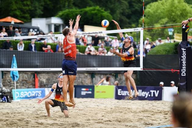 Beachvolleyball I Europameisterschaft 2025 I Gruppenphase I 31.07.2025 Blocker Marco Krattiger (Schweiz) gegen Angreifer Tilo Rietschel (Deutschland) Düsseldorf Rochusclub Düsseldorfer Tennisclub e.V. Deutschland Copyright: xLobeca JasperxLorenzx