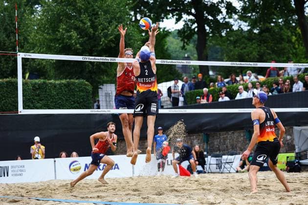 Beachvolleyball I Europameisterschaft 2025 I Gruppenphase I 31.07.2025 Blocker Marco Krattiger (Schweiz) gegen Angreifer Tilo Rietschel (Deutschland) Düsseldorf Rochusclub Düsseldorfer Tennisclub e.V. Deutschland Copyright: xLobeca JasperxLorenzx