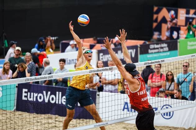 Beachvolleyball I Europameisterschaft 2025 I Gruppenphase I 31.07.2025 Angriff David Ahman (Schweden) gegen Block Steven Van de Velde (Niederlande) Düsseldorf Rochusclub Düsseldorfer Tennisclub e.V. Deutschland Copyright: xLobeca JasperxLorenzx