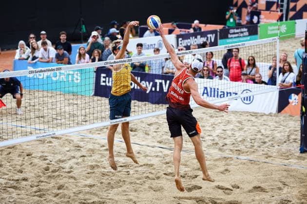 Beachvolleyball I Europameisterschaft 2025 I Gruppenphase I 31.07.2025 Poke von Jonatan Hellvig (Schweden) vorbei am einarmigen Block von Alexander Brouwer (Niederlande) Düsseldorf Rochusclub Düsseldorfer Tennisclub e.V. Deutschland Copyright: xLobeca JasperxLorenzx