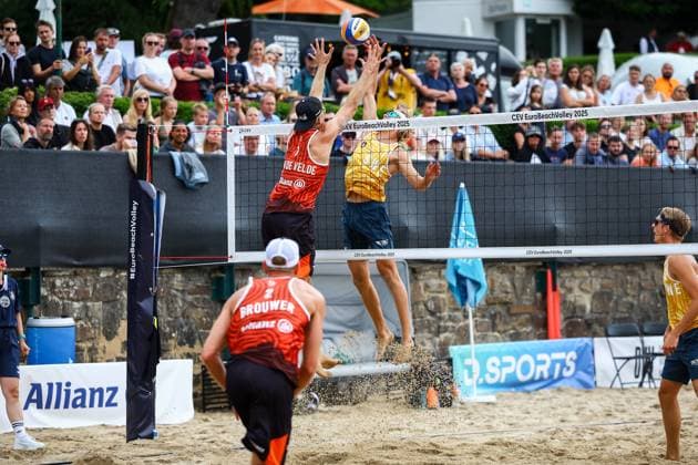 Beachvolleyball I Europameisterschaft 2025 I Gruppenphase I 31.07.2025 Im Block Steven Van de Velde (Niederlande) gegen Angreifer David Ahman (Schweden) Düsseldorf Rochusclub Düsseldorfer Tennisclub e.V. Deutschland Copyright: xLobeca JasperxLorenzx