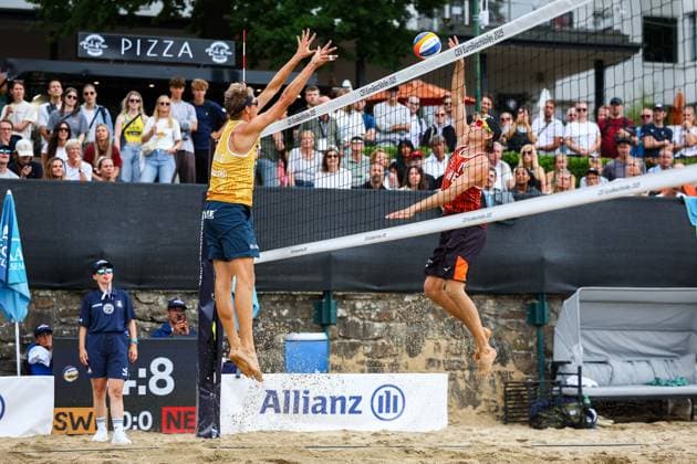 Beachvolleyball I Europameisterschaft 2025 I Gruppenphase I 31.07.2025 Blocker Jonatan Hellvig (Schweden) gegen Angreifer Steven Van de Velde (Niederlande) Düsseldorf Rochusclub Düsseldorfer Tennisclub e.V. Deutschland Copyright: xLobeca JasperxLorenzx