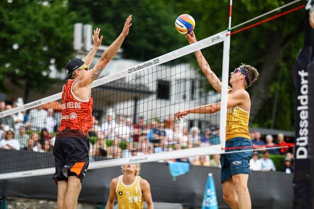 Beachvolleyball I Europameisterschaft 2025 I Gruppenphase I 31.07.2025 Blocker Steven Van de Velde (Niederlande) gegen Angriff von Jonatan Hellvig (Schweden) Düsseldorf Rochusclub Düsseldorfer Tennisclub e.V. Deutschland Copyright: xLobeca JasperxLorenzx
