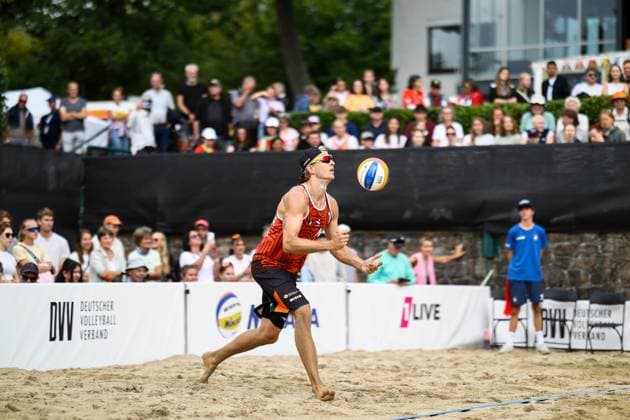 Beachvolleyball I Europameisterschaft 2025 I Gruppenphase I 31.07.2025 Aufschlag Steven Van de Velde (Niederlande) Düsseldorf Rochusclub Düsseldorfer Tennisclub e.V. Deutschland Copyright: xLobeca JasperxLorenzx