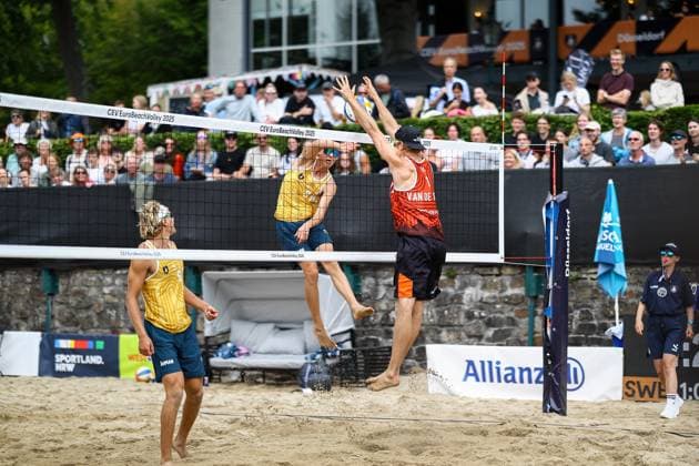 Beachvolleyball I Europameisterschaft 2025 I Gruppenphase I 31.07.2025 Jonatan Hellvig (Schweden) schlägt in den Block von Steven Van de Velde (Niederlande) Düsseldorf Rochusclub Düsseldorfer Tennisclub e.V. Deutschland Copyright: xLobeca JasperxLorenzx