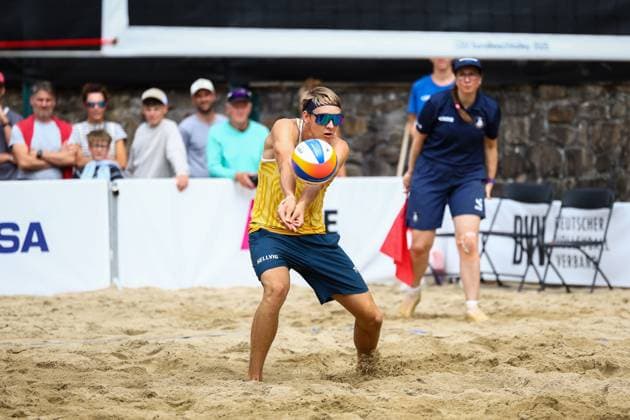 Beachvolleyball I Europameisterschaft 2025 I Gruppenphase I 31.07.2025 Annahme Jonatan Hellvig (Schweden) Düsseldorf Rochusclub Düsseldorfer Tennisclub e.V. Deutschland Copyright: xLobeca JasperxLorenzx
