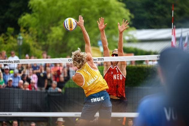Beachvolleyball I Europameisterschaft 2025 I Gruppenphase I 31.07.2025 Angriff David Ahman (Schweden) gegen Blocker Steven Van de Velde (Niederlande) Düsseldorf Rochusclub Düsseldorfer Tennisclub e.V. Deutschland Copyright: xLobeca JasperxLorenzx