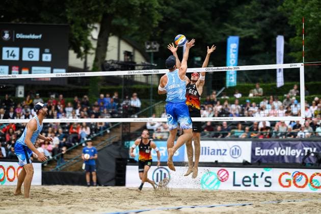 Beachvolleyball I Europameisterschaft 2025 I Gruppenphase I 31.07.2025 Angriff Christian Sandlie Sorum (Norwegen) gegen Blocker Benedikt Sagstetter (Deutschland) Düsseldorf Rochusclub Düsseldorfer Tennisclub e.V. Deutschland Copyright: xLobeca JasperxLorenzx