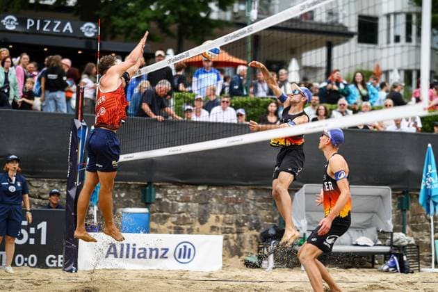 Beachvolleyball I Europameisterschaft 2025 I Gruppenphase I 31.07.2025 Blocker Marco Krattiger (Schweiz) gegen Angreifer Tilo Rietschel (Deutschland) Düsseldorf Rochusclub Düsseldorfer Tennisclub e.V. Deutschland Copyright: xLobeca JasperxLorenzx