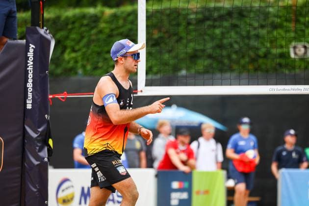 Beachvolleyball I Europameisterschaft 2025 I Gruppenphase I 31.07.2025 Jubel mit Fingerzeig von Tilo Rietschel (Deutschland) Düsseldorf Rochusclub Düsseldorfer Tennisclub e.V. Deutschland Copyright: xLobeca JasperxLorenzx