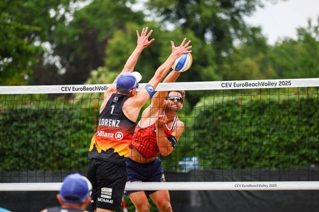 Beachvolleyball I Europameisterschaft 2025 I Gruppenphase I 31.07.2025 Block von Momme Lorenz (Deutschland) gegen Marco Krattiger (Schweiz) Düsseldorf Rochusclub Düsseldorfer Tennisclub e.V. Deutschland Copyright: xLobeca JasperxLorenzx