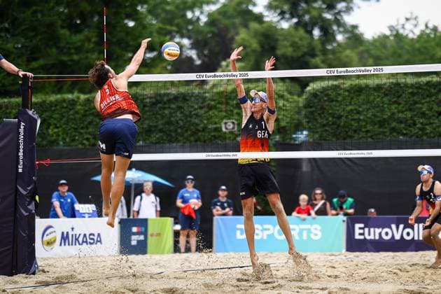 Beachvolleyball I Europameisterschaft 2025 I Gruppenphase I 31.07.2025 Angriff Leo Dillier (Schweiz) gegen Blocker Momme Lorenz (Deutschland) Düsseldorf Rochusclub Düsseldorfer Tennisclub e.V. Deutschland Copyright: xLobeca JasperxLorenzx
